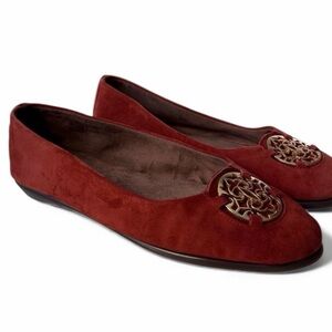 Exhibet Suede Ballet Flats Shiny medallion
Comfort memory foam footbed Flexible